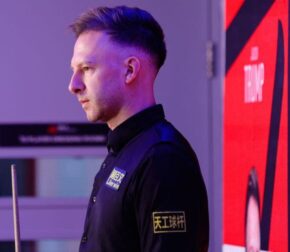 Джадд Трамп победил Уилсона и вышел в 1/8 финала Чемпионата мира 2026