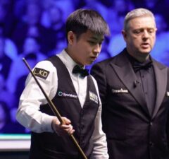 Tour Championship 2026: Чжао Синьтун сделал пять сенчури на пути к победе над Крисом Уокелином в 1/4 финала