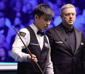 Tour Championship 2026: Чжао Синьтун сделал пять сенчури на пути к победе над Крисом Уокелином в 1/4 финала