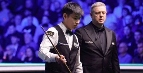 Tour Championship 2026: Чжао Синьтун сделал пять сенчури на пути к победе над Крисом Уокелином в 1/4 финала