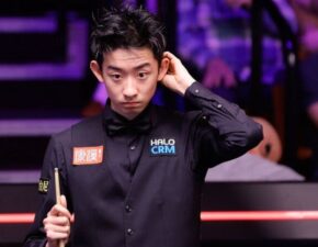 Чемпионат мира 2026: У Ицзэ впервые победил Селби и сыграет в четвертьфинале