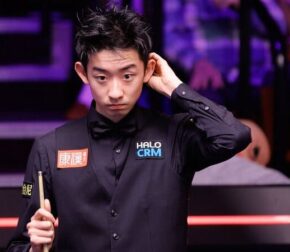 Чемпионат мира 2026: У Ицзэ впервые победил Селби и сыграет в четвертьфинале