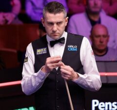 Марк Селби прервал серию поражений в Крусибле и вышел в 1/8 финала Чемпионата мира 2026