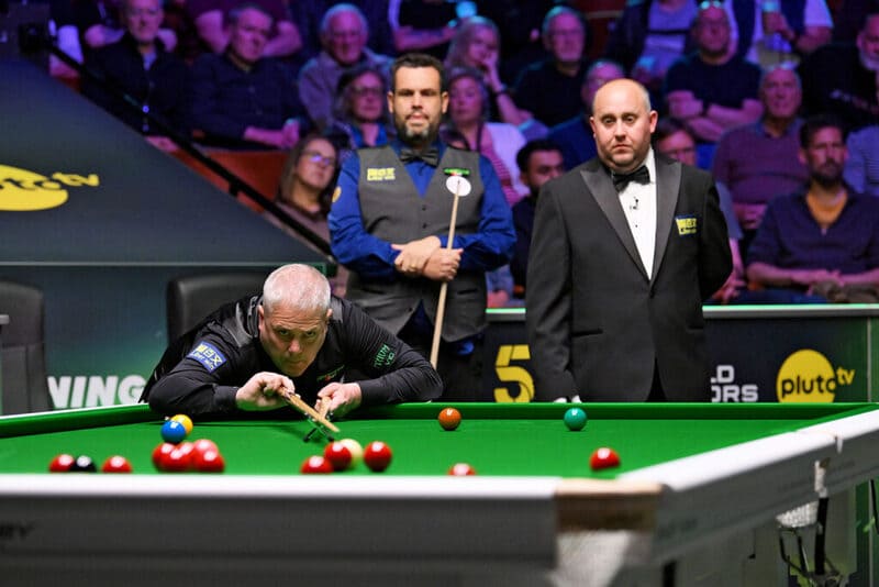 Роберт Милкинс одолел Игора Фигейрэдо в 1/4 финала (фото: seniorssnooker)