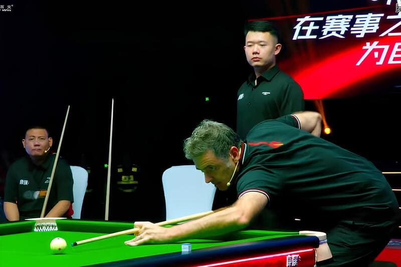 Ронни О’Салливан пробует себя в новой дисциплине бильярда (фото: totallysnookered)