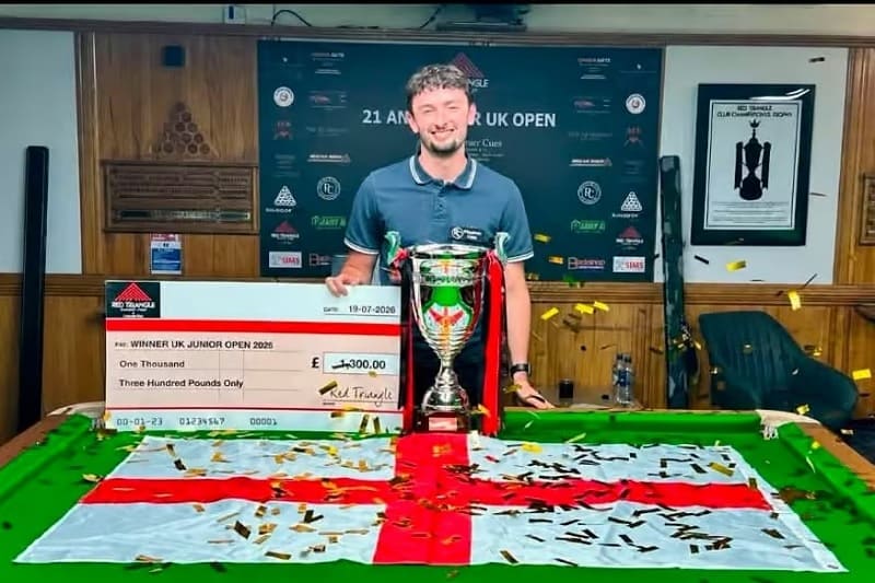 Эйдан Мерфи празднует победу на Открытом чемпионате Великобритании по снукеру среди юниоров 2026 (фото: totallysnookered)