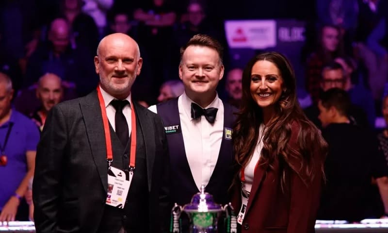 Шон Мерфи празднует победу на турнире British Open 2025 вместе с Питером Эбдоном (фото: SnookerHQ)