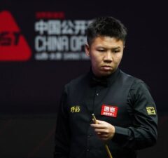 Чжоу Юэлун обыгрывает Лю Хунъюя в 1/8 финала China Open 2026 (видео)